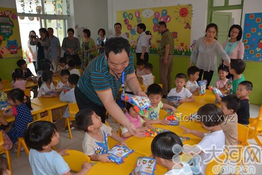 六一礼物选择大比拼：传统玩具VS教育体验活动