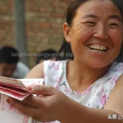 **官方通报背后的真相：女子领低保炒股，是励志还是失范？**