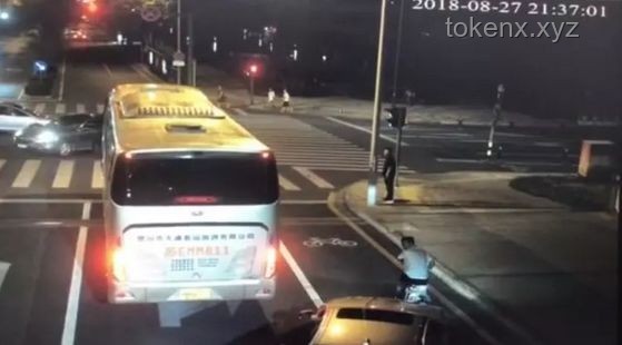 男子捡“车屁股”全网寻主，车主感激回应