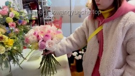 妈妈带顶流Labubu花束接高考女儿VS传统接考方式