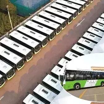 男子脚伸车窗外边玩手机边开车：危险行为纠正指南