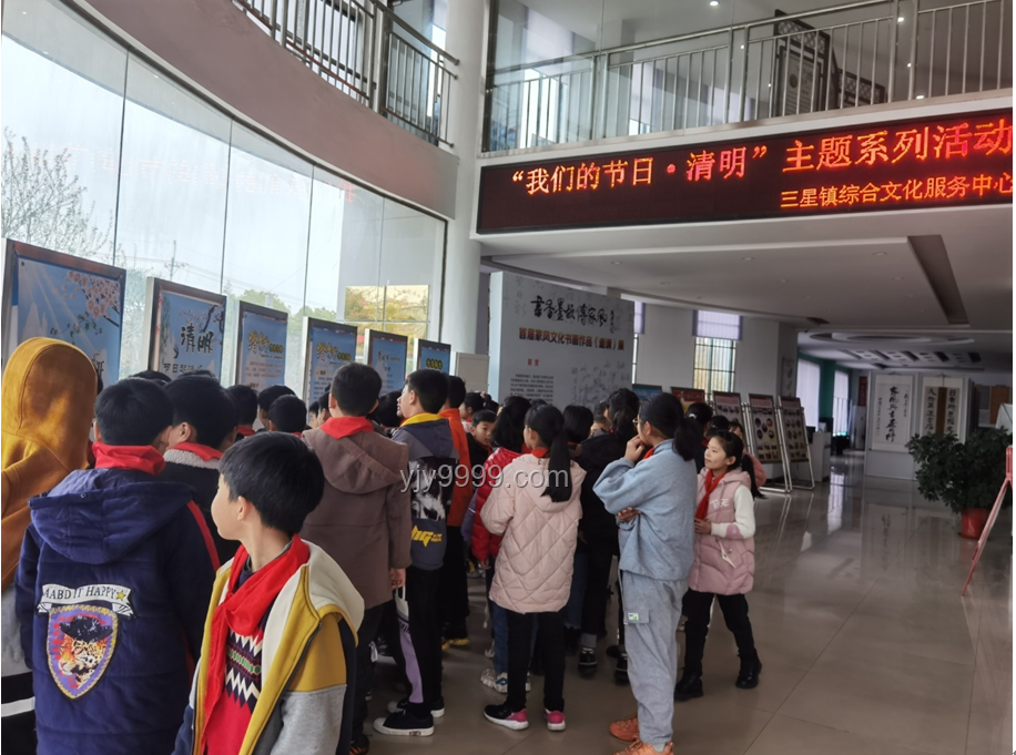 尔冬升父女年龄差引关注，揭秘明星父女情深